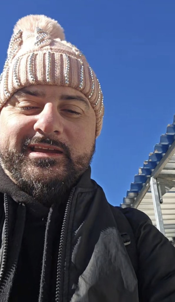 MC Aldin vani u ružičastoj kapi tijekom današnjeg TikTok live prijenosa
