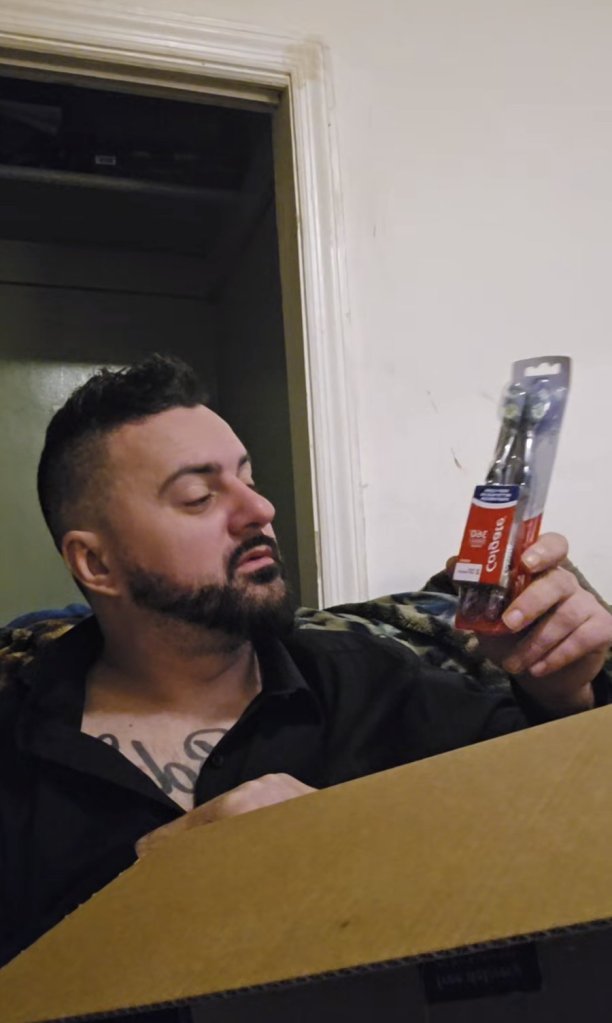MC Aldin u liveu pregledava pakiranje četkica za zube