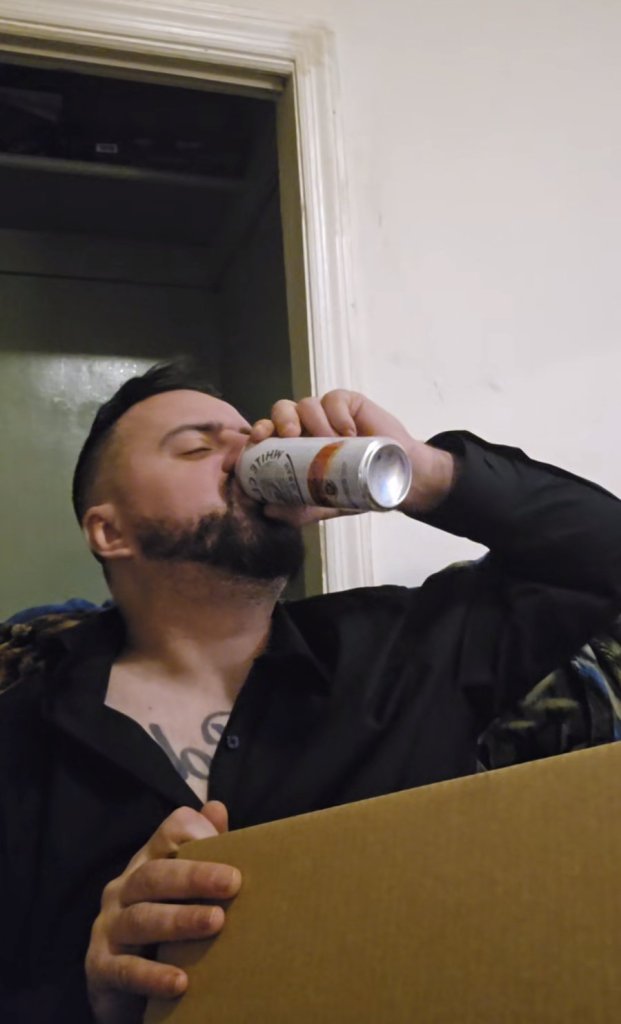 MC Aldin tijekom livea pije iz limenke