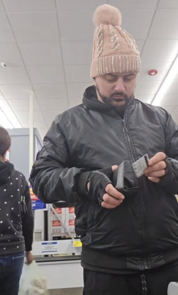 MC Aldin u trgovini s novčanikom i karticom